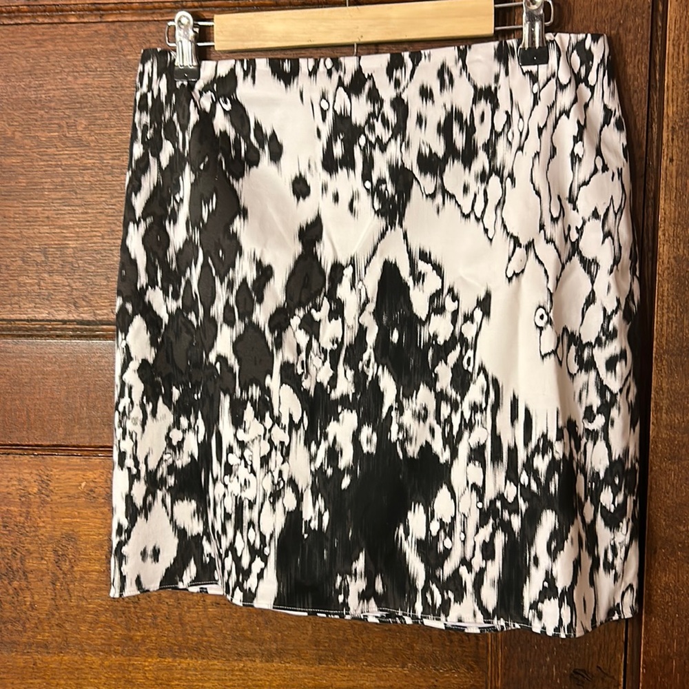 Tahari lined Black and White Pencil Skirt w/Hidden Zip Sz 8